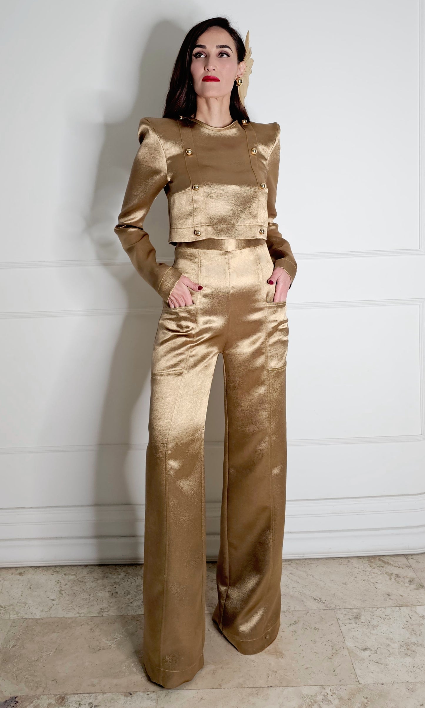 PANTALÓN CON SOBREFALDA CORTA
