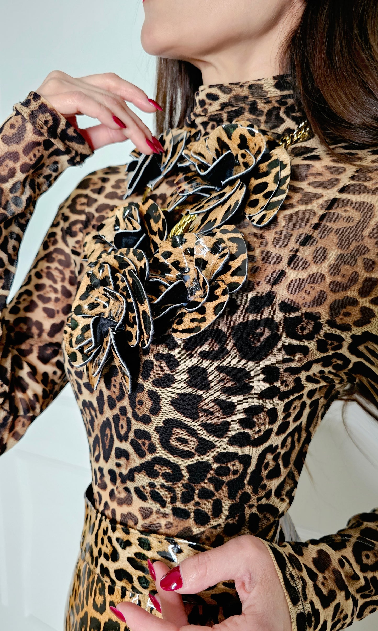 COLLAR DE FLORES EN LEOPARDO