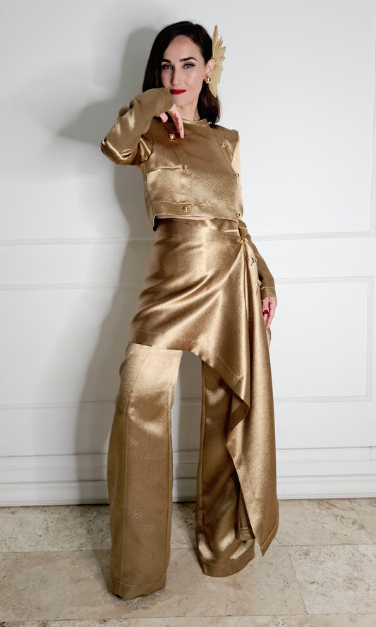 PANTALÓN CON SOBREFALDA CORTA