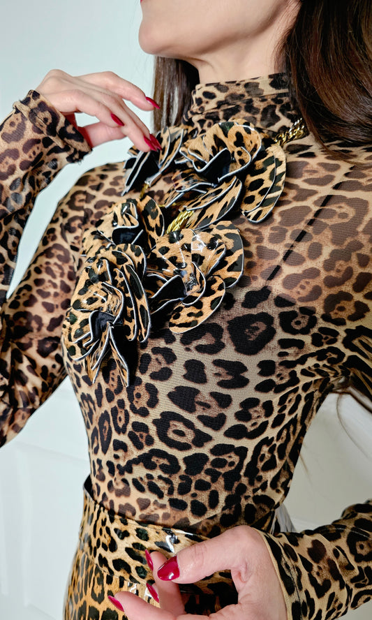 COLLAR DE FLORES EN LEOPARDO
